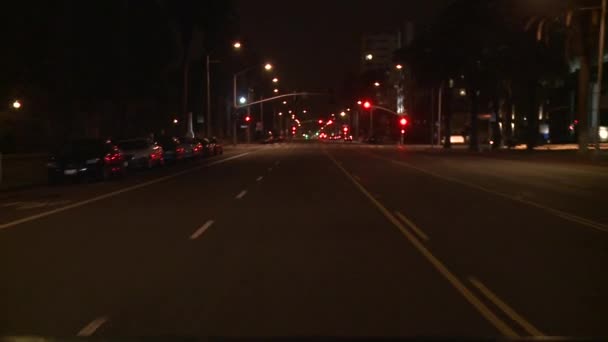 Un coche viaja por una calle — Vídeo de stock