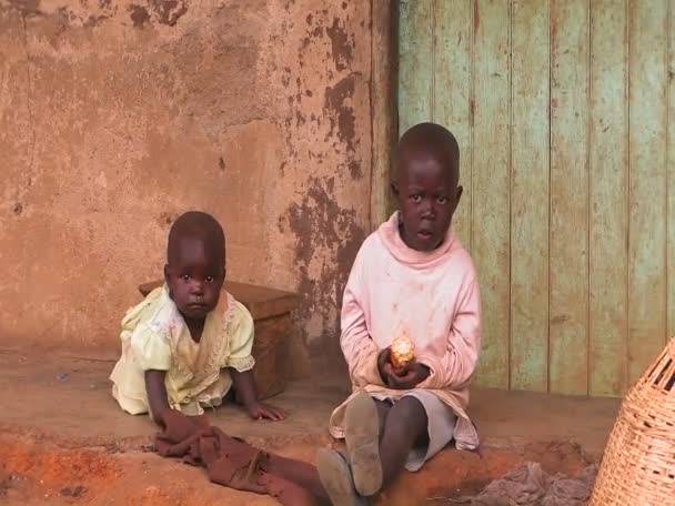 两个孩子在台阶上吃 — 图库视频影像