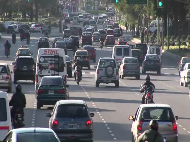 Uma rua da cidade é embalada com carros — Vídeo de Stock