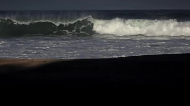 Большие волны скатываются на пляж — стоковое видео