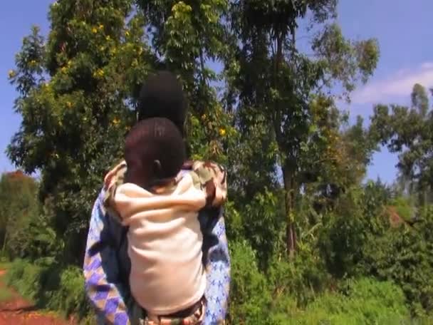 Egy anya hordozza a gyermek — Stock videók