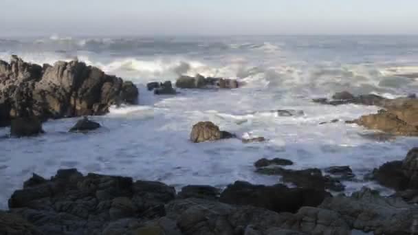 Волны, бьющиеся о скалы — стоковое видео