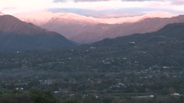 Sonnenaufgang auf den schneebedeckten Bergen — Stockvideo