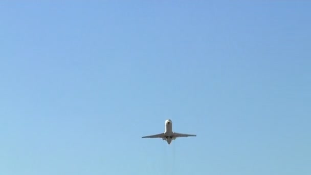 Passenger jet passes overhead — Stock Video