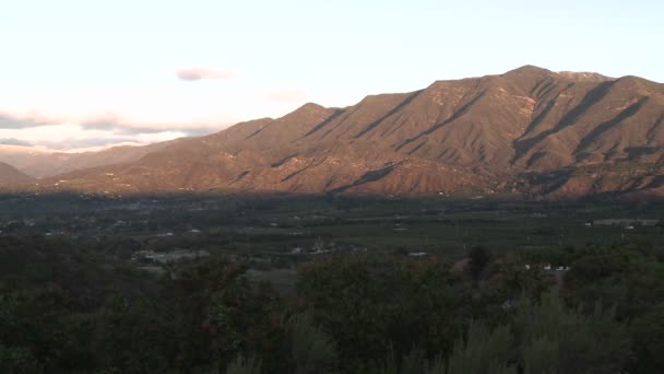 Схід сонця на засніжені гори — стокове відео
