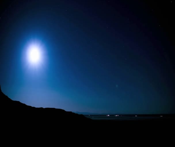 Luna que sube sobre una carretera distante — Vídeos de Stock