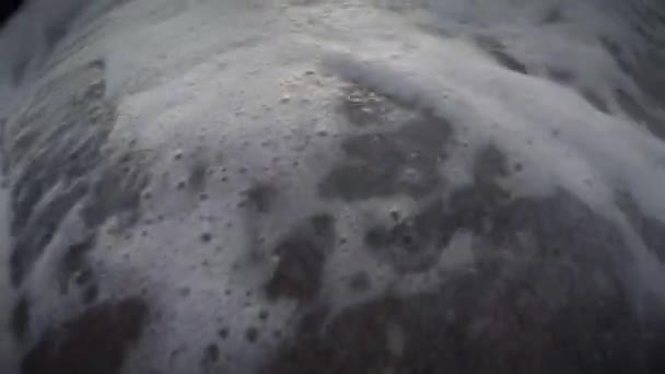 巨大的海浪卷在和崩溃 — 图库视频影像