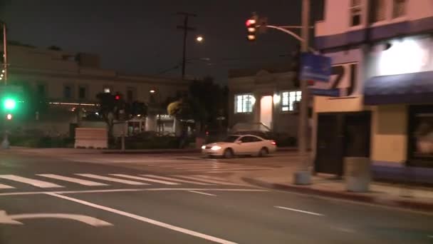 Un coche viaja por una calle — Vídeo de stock