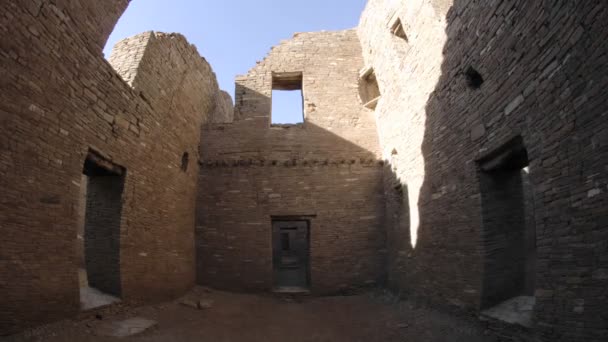 Sombras en las paredes de Pueblo Bonito — Vídeos de Stock