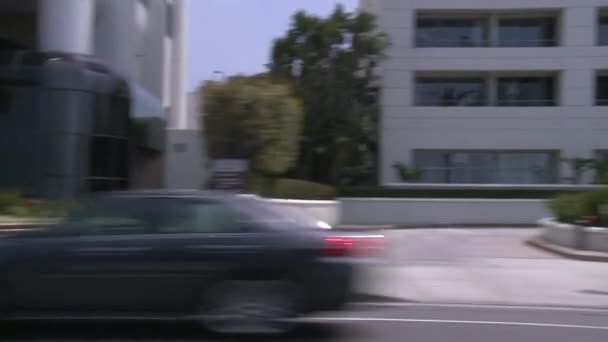 Ein Auto fährt eine Straße entlang — Stockvideo