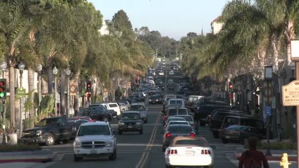 Autók vezetési a Main Street belvárosában — Stock videók