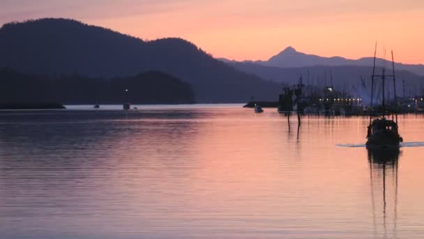 Bateau de pêche quittant le port — Video