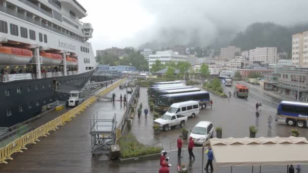 Utasok kiszállása a cruise ship — Stock videók