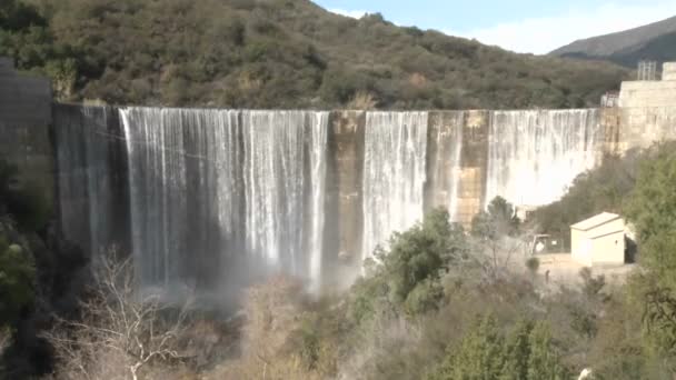 Matilija Dam efter ett regn — Stockvideo