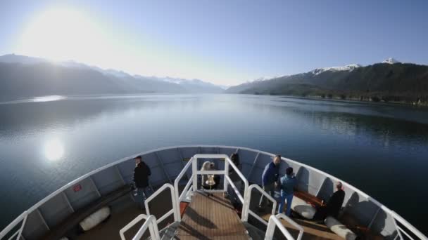 Fartyg cruising up Endicott Arm — Stockvideo