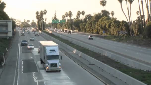 Автомобили и грузовики по автостраде — стоковое видео