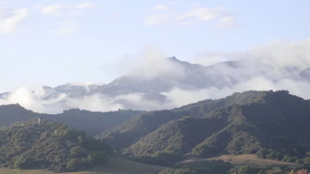 Tormenta despejando las montañas — Vídeos de Stock