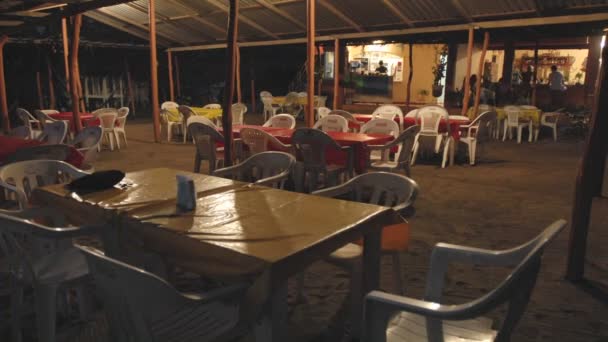Люди обедают на открытом воздухе в La Saladita Beach — стоковое видео