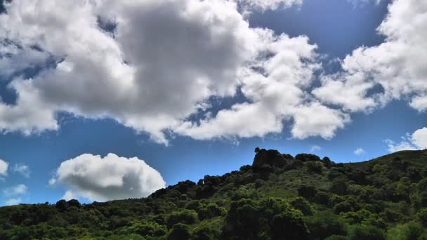 Nuvens passando sobre a montanha verde — Vídeo de Stock