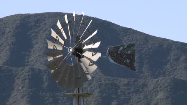 Moulin à vent tournant dessinant l'eau — Video