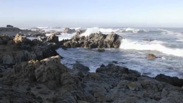 Ondas quebrando nas rochas — Vídeo de Stock