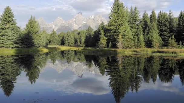 Moln och bergen speglar på Schwabacher — Stockvideo