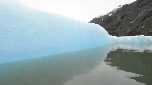 Gros plan mouvement de suivi d'un bateau — Video