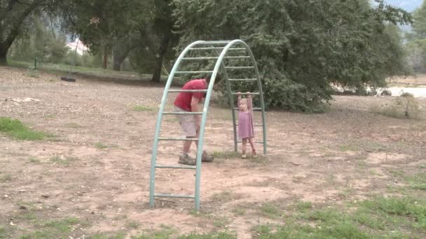 Apa és lánya játszik — Stock videók