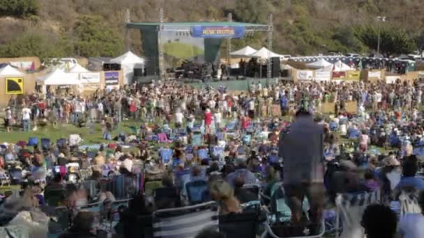 Publiken på en utomhus konsert i Ventura — Stockvideo