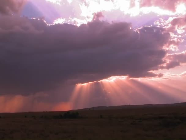 Sonnenstrahlen brechen aus dunklen Wolken hervor — Stockvideo
