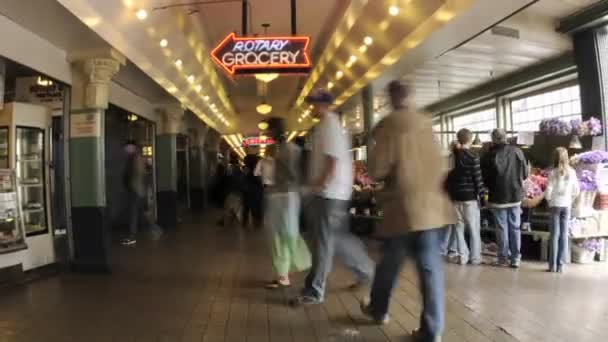 Mensen lopen bij Pike Place Market — Stockvideo