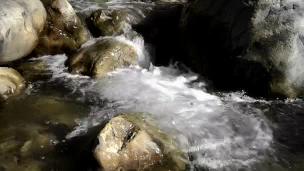 Cascada limpia en San Antonio Creek — Vídeos de Stock