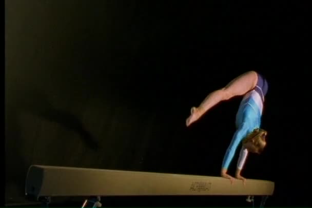 Kadın jimnastikçi rutin yolunda yapıyor — Stok video