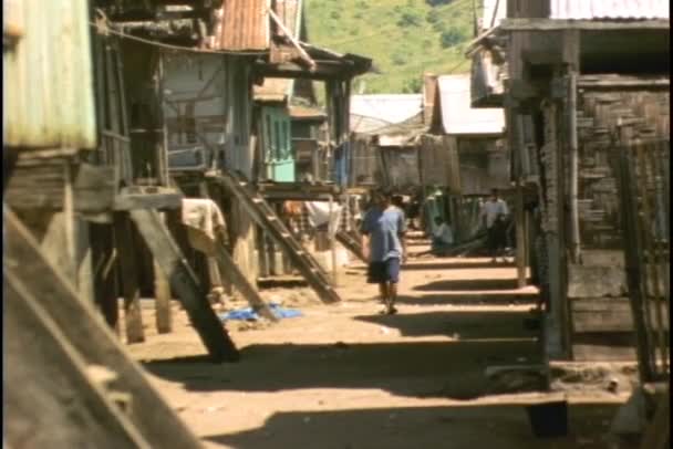 Egy falusi séták között kunyhók, Celebesz, Indonézia — Stock videók