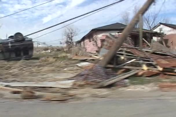 Casas y vehículos muestran la destrucción causada por el huracán Katrina . — Vídeo de stock