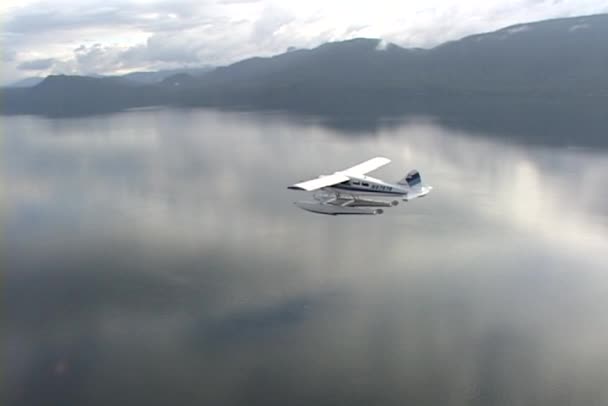 在阿拉斯加海湾上空飞行的飞机 — 图库视频影像