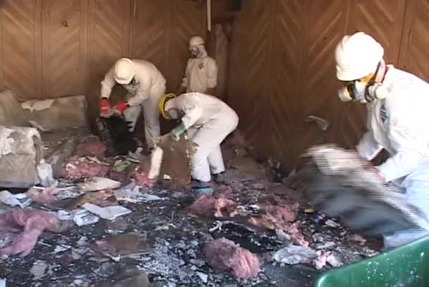 Arbeiter räumen Trümmer weg — Stockvideo