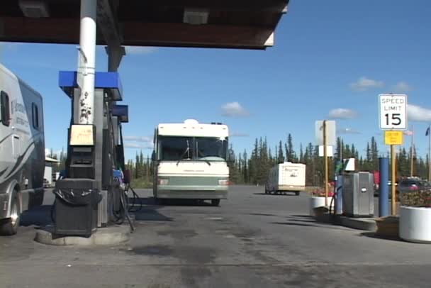 En husbil drar in i en bensinstation. — Stockvideo