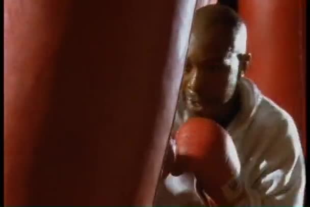 Man boxing and hitting bag — Stock Video