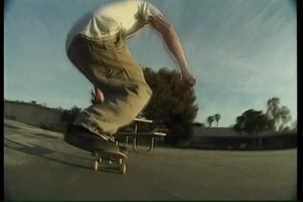 Boy skateboards en un medio tubo — Vídeo de stock