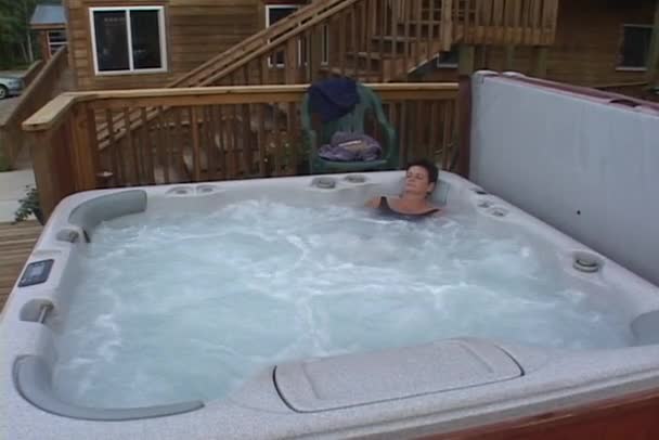 Una donna si rilassa in una vasca — Video Stock