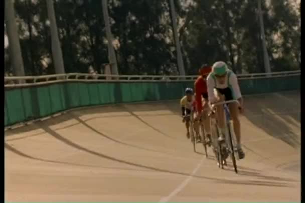 Corridori di bici che passano in pista — Video Stock
