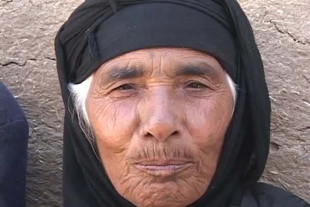 성숙한 무슬림 여성 — 비디오
