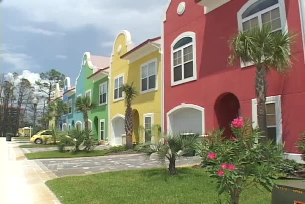Multi-färgade husen stå nära stranden — Stockvideo