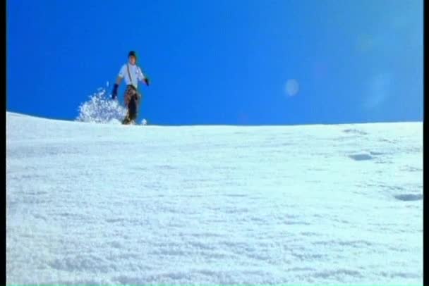 Сноубордист делает трюки — стоковое видео