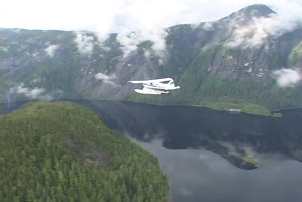 Flugzeug fliegt über die alaskanischen Fjorde — Stockvideo