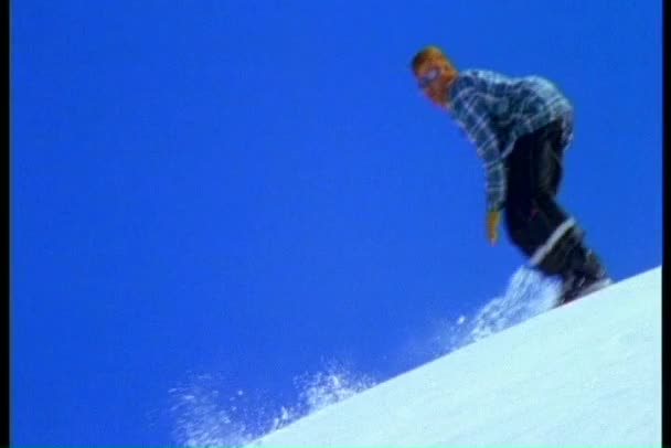 Snowboarder doen stunts — Stockvideo