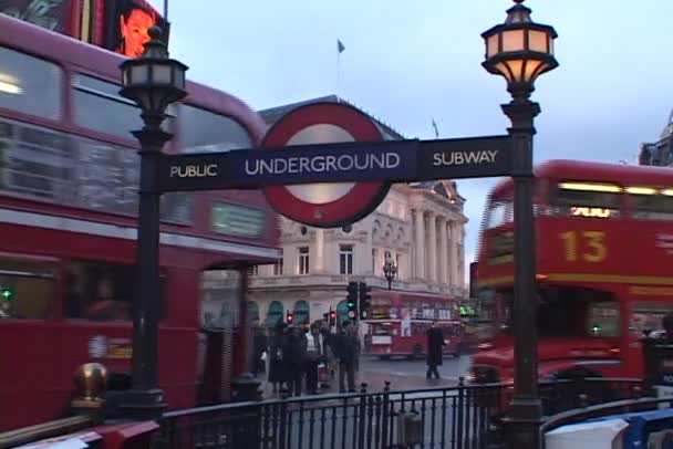 Gli autobus a due piani passano in metropolitana — Video Stock