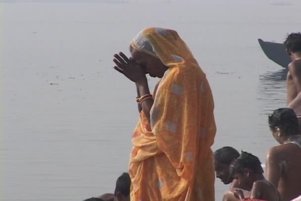 Mujer india reza — Vídeos de Stock