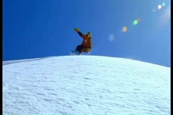 Snowboarder faire des cascades — Video